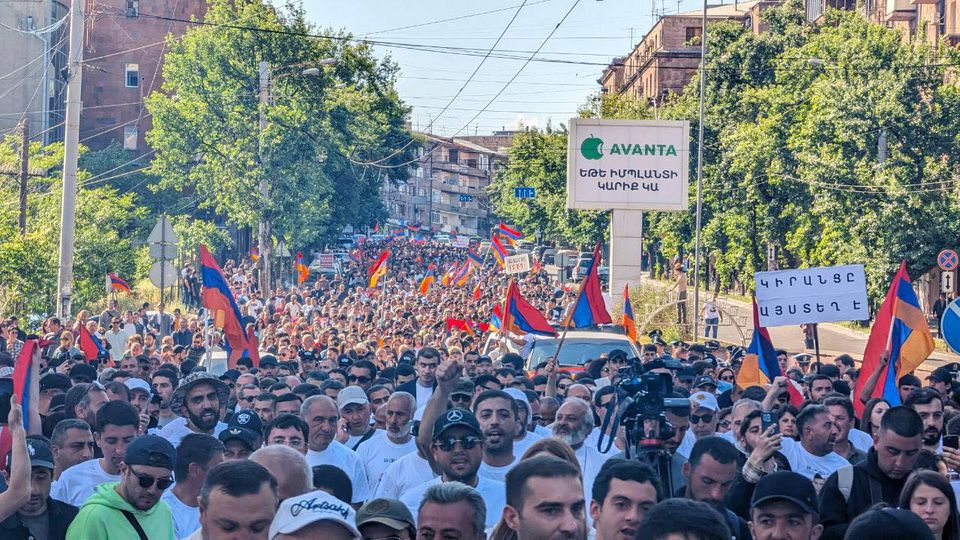 Ереван сейчас: Крестовый поход против тьмы и лжи (ФОТОРЕПОРТАЖ)