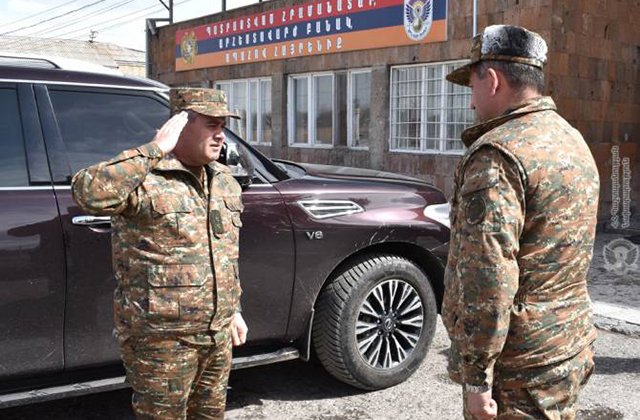Начальник Генштаба ВС Армении посетил боевые позиции на восточном направлении
