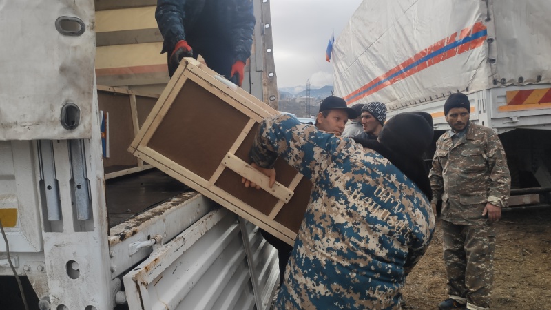 МЧС России доставило партию гумпомощи в распределительные пункты Нагорного Карабаха