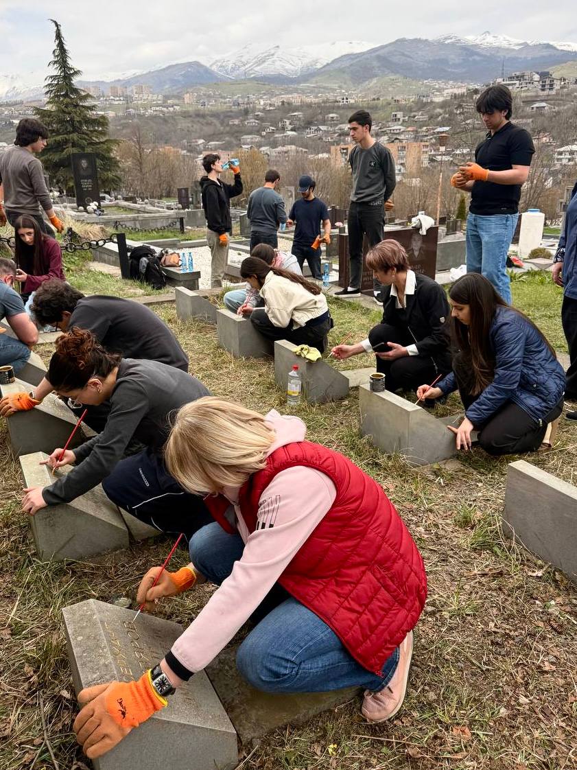 Акция по благоустройству могил героев Великой Отечественной войны прошла в Дилижане