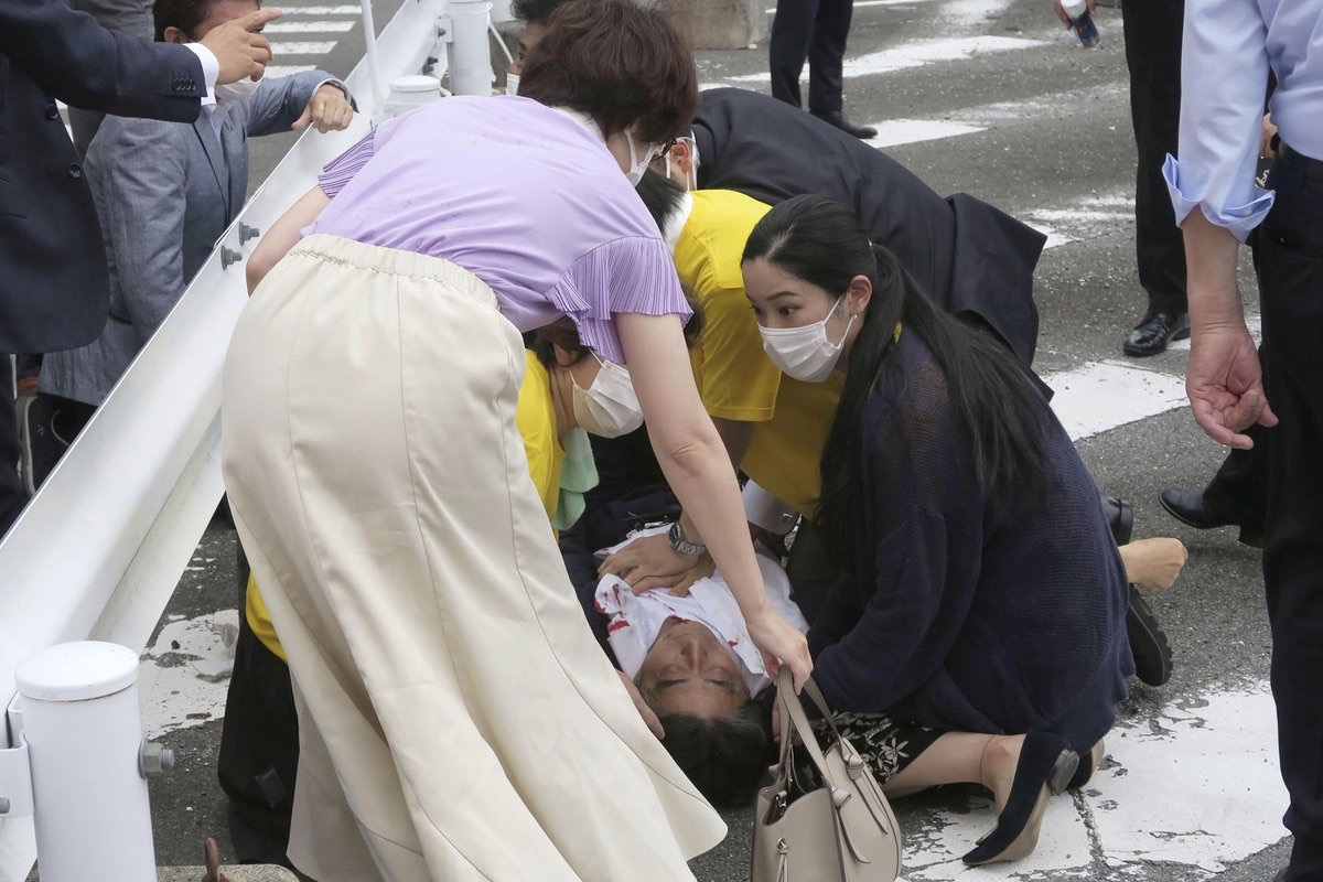 На экс-премьера Японии Синдзо Абэ совершено покушение, у него клиническая смерть
