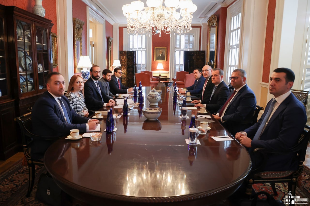 Мирзоян начал в Вашингтоне переговоры с главой МИД Азербайджана