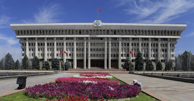 Президент Киргизии отправил правительство в отставку  