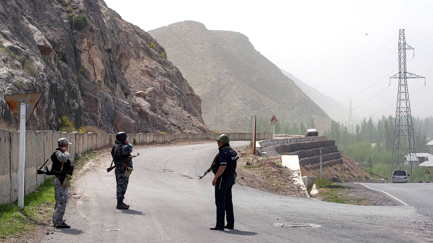 Киргизия и Таджикистан отвели дополнительные силы военных от границы