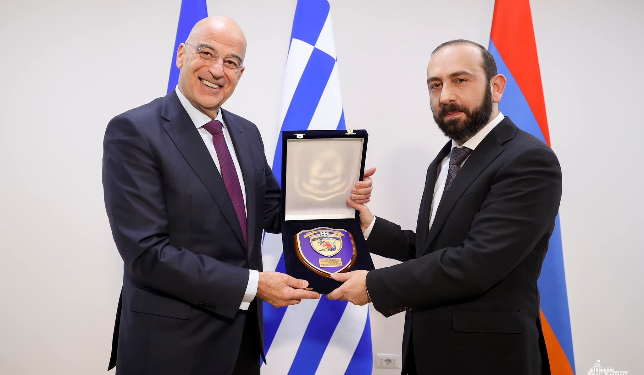 Арарат Мирзоян наградил Никоса Дендиаса орденом Дружбы Республики Армения