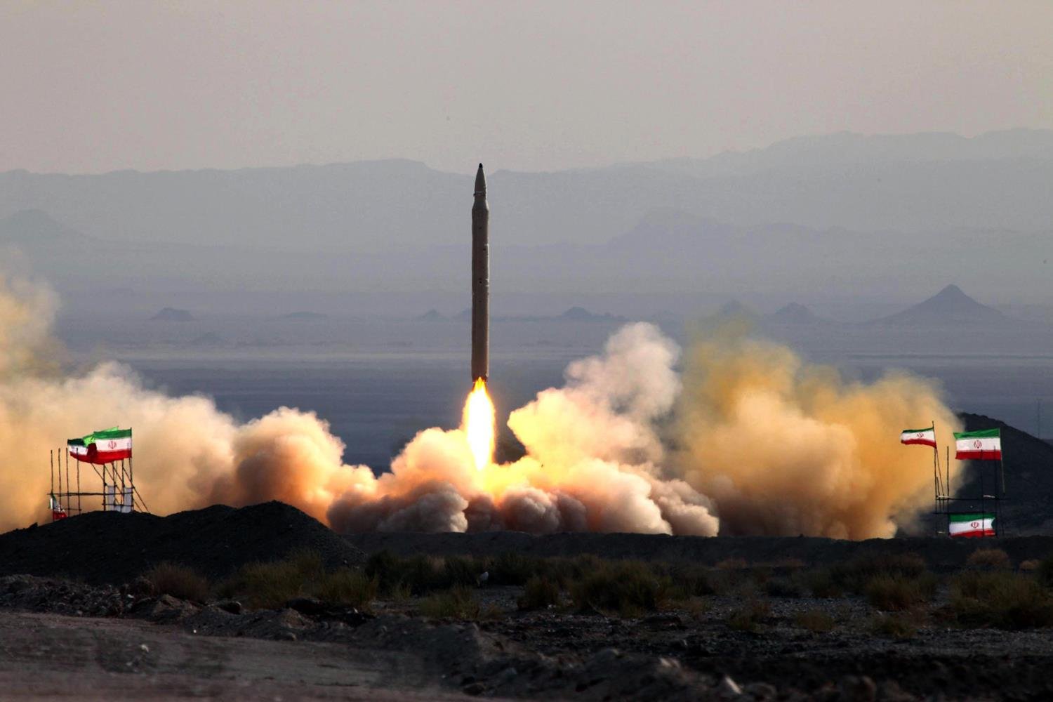 Иран продемонстрировал на параде баллистическую ракету с новой боеголовкой