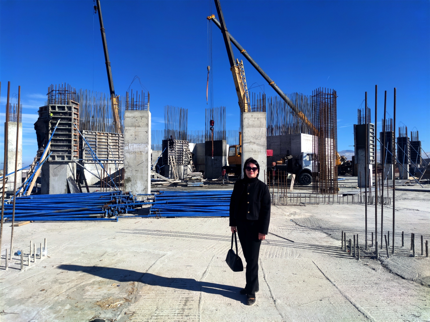 Временный поверенный в делах Беларуси в РА приняла участие в строительстве статуи Христа