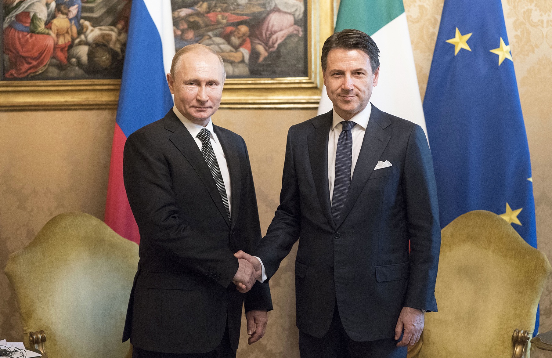 Премьер Италии назвал оскорбительными намеки на политическую подоплеку российской помощи