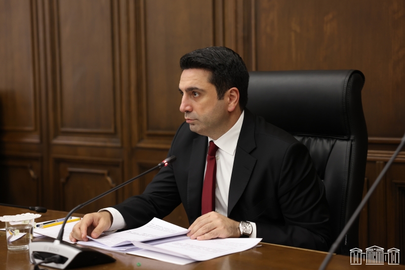 Спикер НС Армении объявил предупреждение двум депутатам за потасовку в парламенте