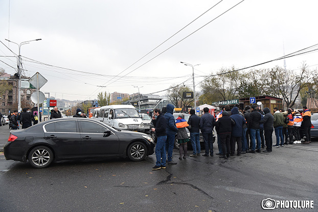 Оппозиция начала шествие от гостиницы Двин в сторону здания парламента