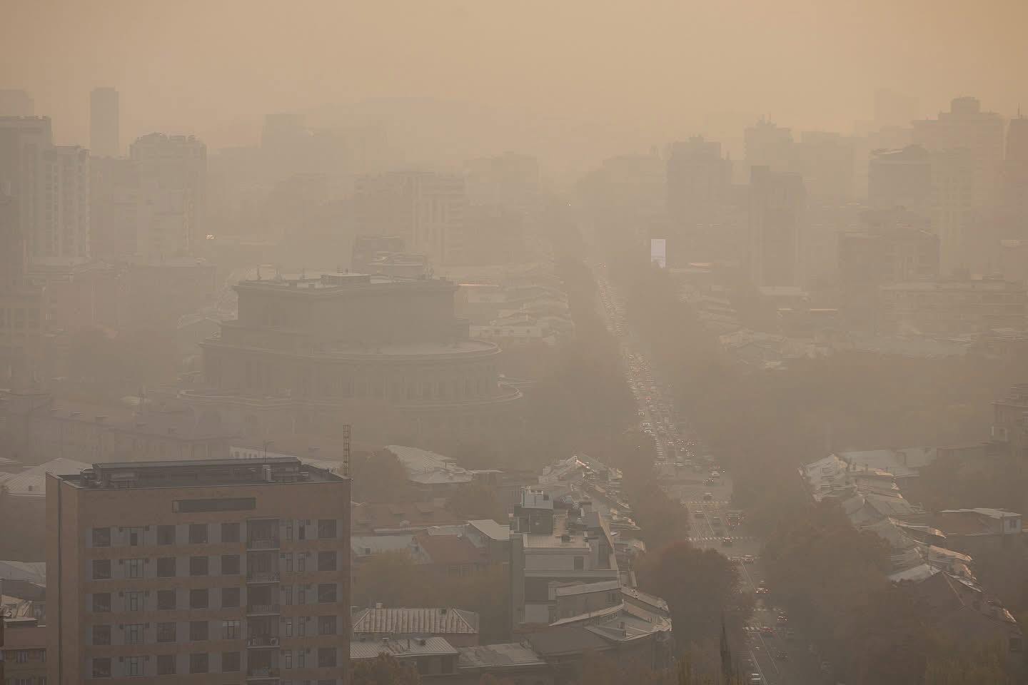 На фото пейзаж Еревана