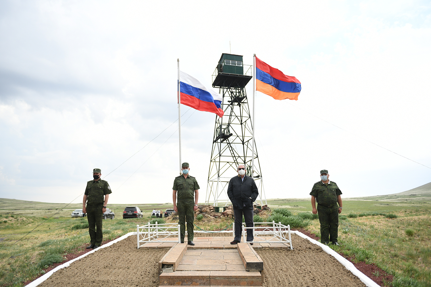 Президент Армении посетил отряд погранвойск России на границе с Турцией