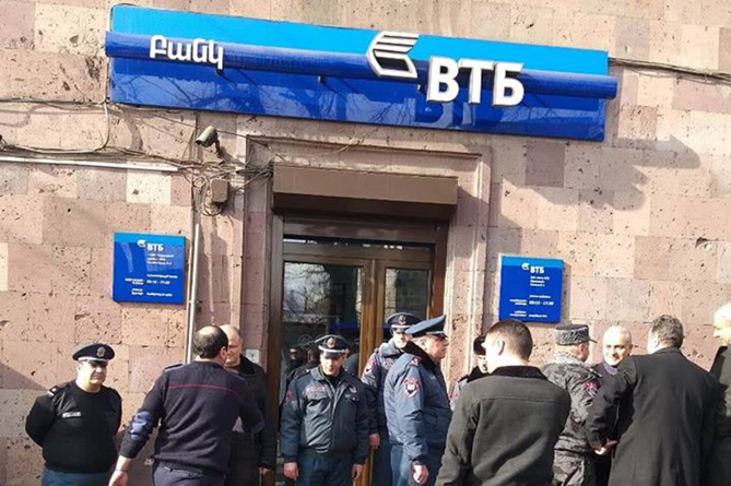 Երեւանում տղամարդը կացնով ներխուժել է VTB բանկ