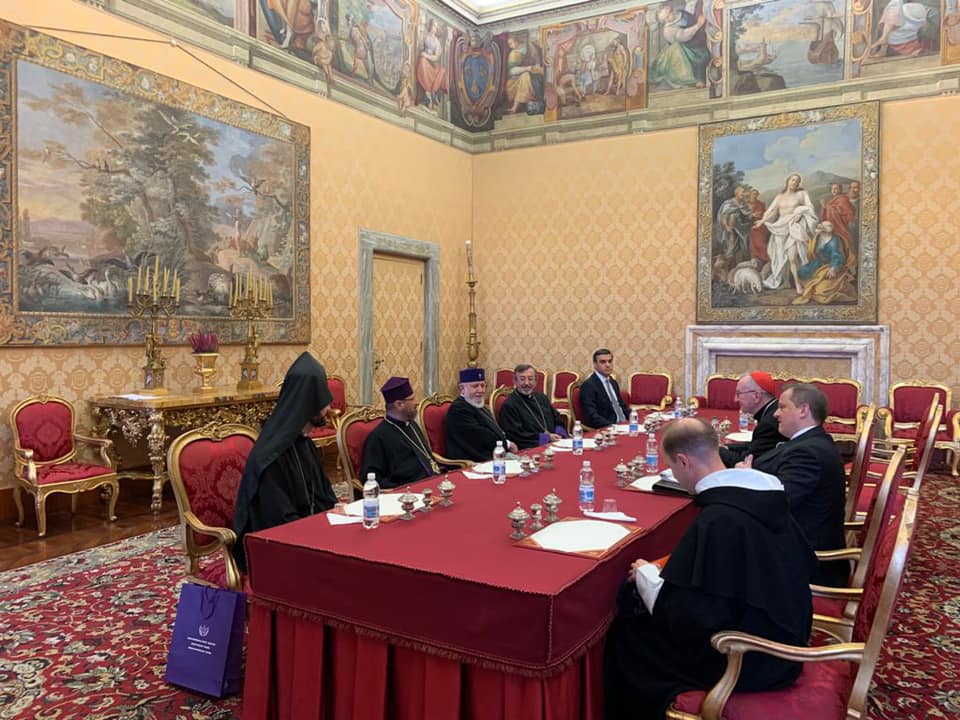 Татоян передал госсекретарю Ватикана доказательства об азербайджанских пытках пленных    
