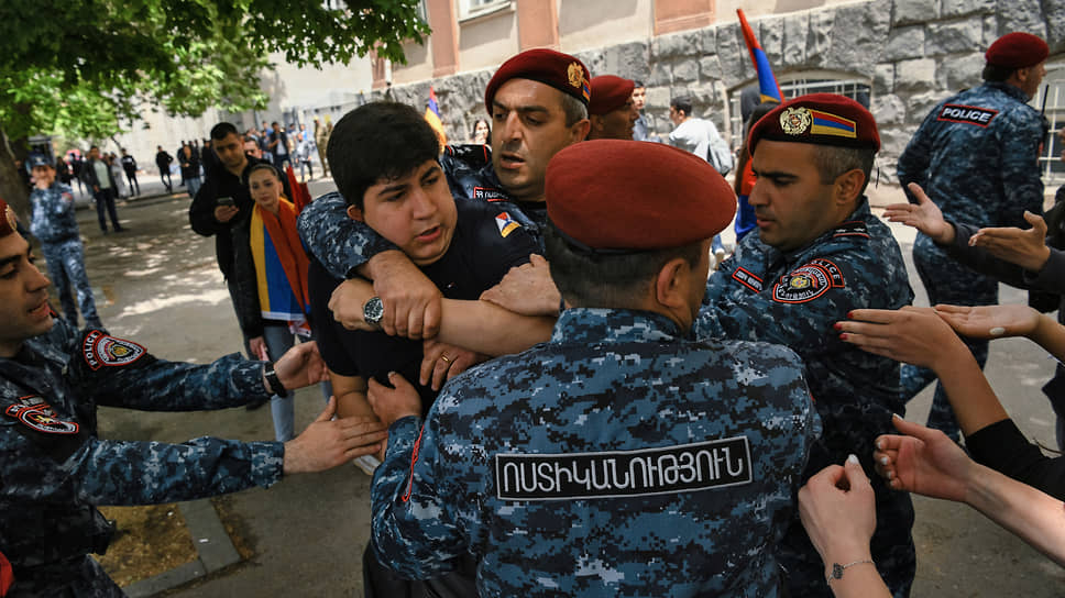 В Ереване утром задержано 26 участников протестов - Полиция
