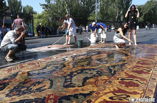 Мытье ковров в центре Еревана обошлось налогоплательщикам в 5 млн драмов