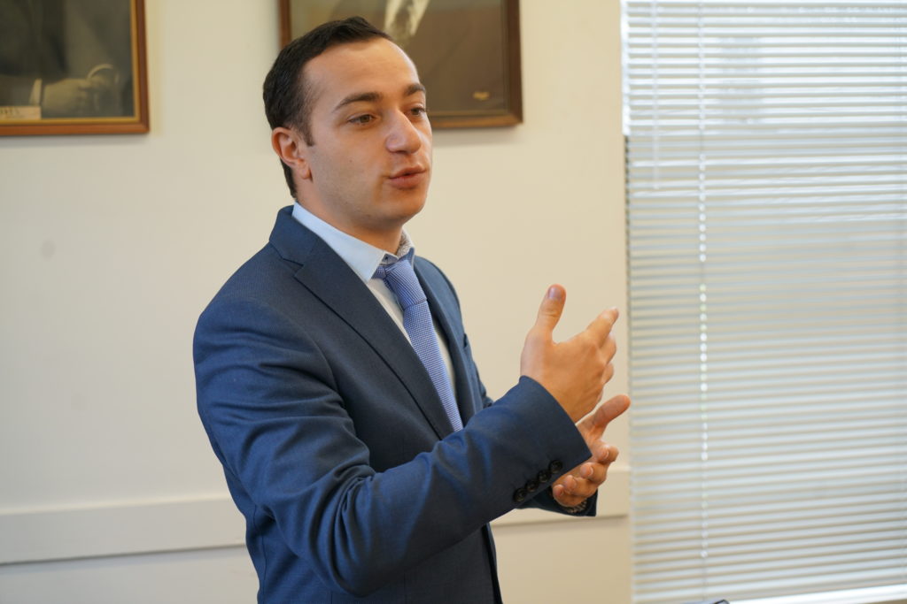 Мхитар Айрапетян предупредил правительство о возможном противодействии парламента 
