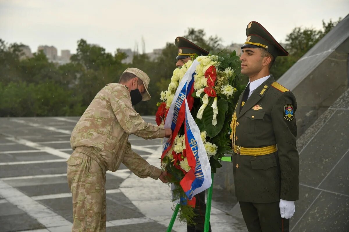 Российские солдаты возложили венки к «Цицернакаберду» и монументу «Мать Армения» 