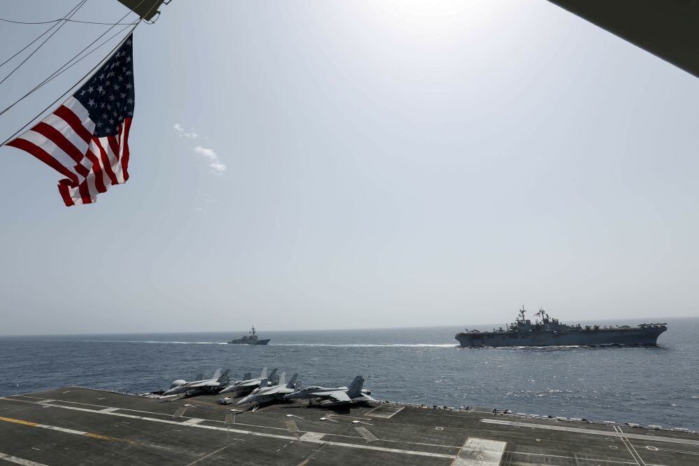 Трамп приказал ВМС США уничтожать преследующие американские суда иранские боевые корабли