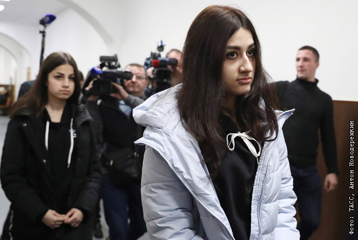 Суд продлил меру пресечения сестрам Хачатурян до конца октября 