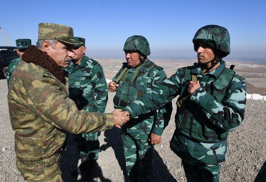 Глава госпогранслужбы Азербайджана и военный прокурор побывали на границе с Арменией
