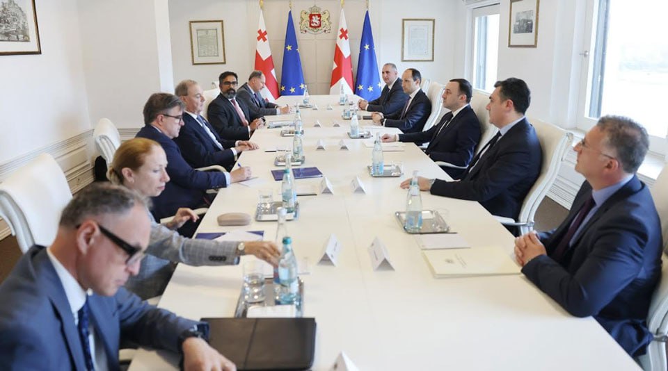 Премьер Грузии принял мониторинговую группу по санкциям из США, ЕС и Великобритании 