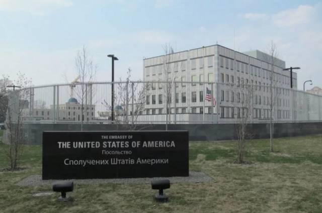 США сокращают численность посольства на Украине из-за 