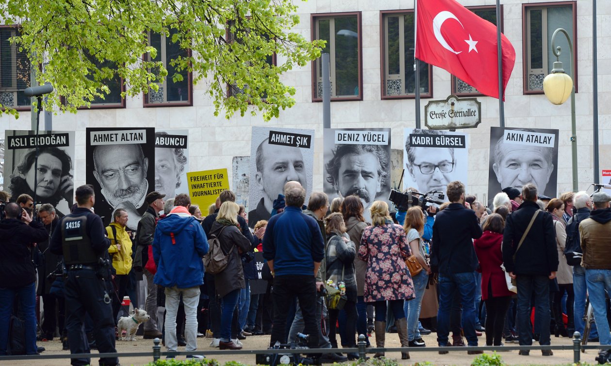 Верховный суд Турции освободил шесть оппозиционных журналистов газеты Cumhuriyet
