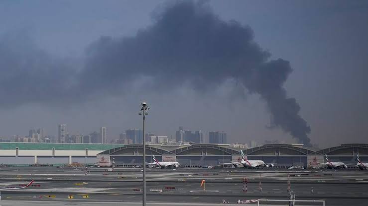 Ряд авиарейсов отменены или задержаны из-за пожара на территории аэропорта Дубая 