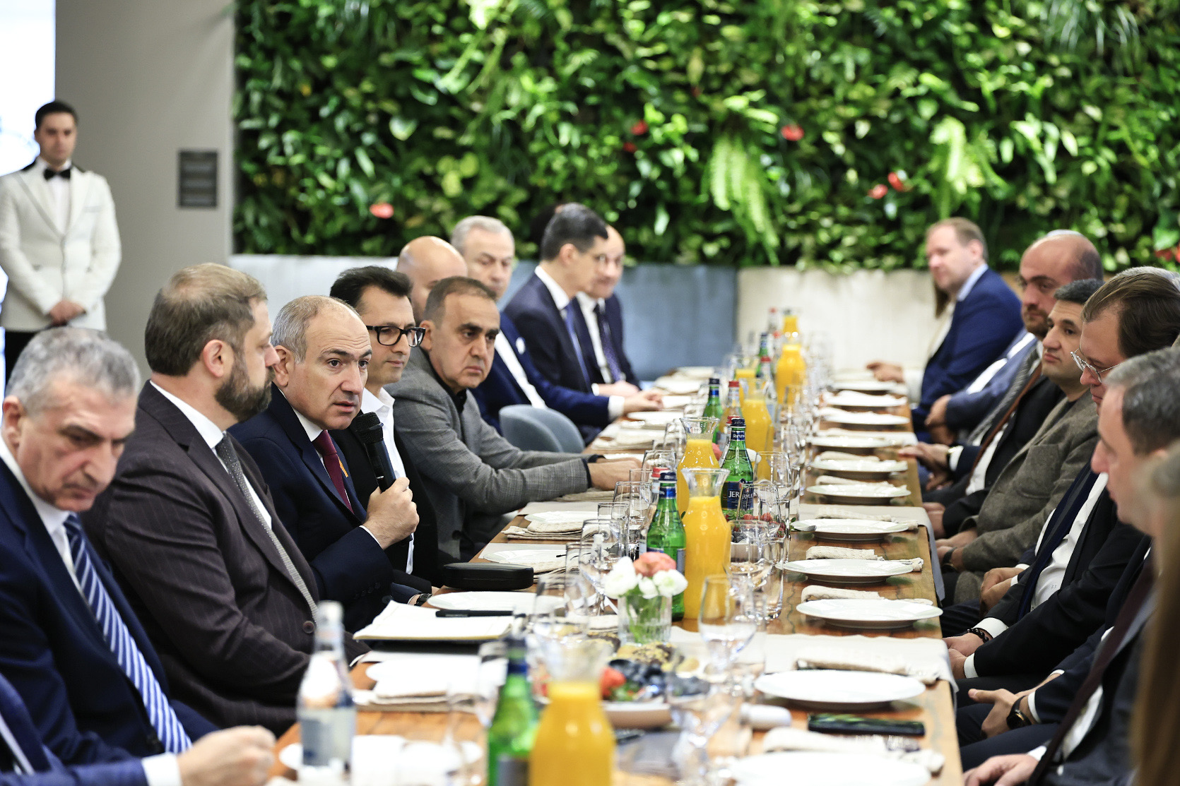 Никол Пашинян встретился с представителями крупных работодателей Армении