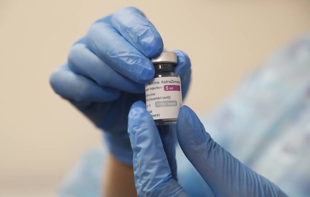 Британский регулятор сообщил о 30 случаях тромбоза после применения вакцины AstraZeneca