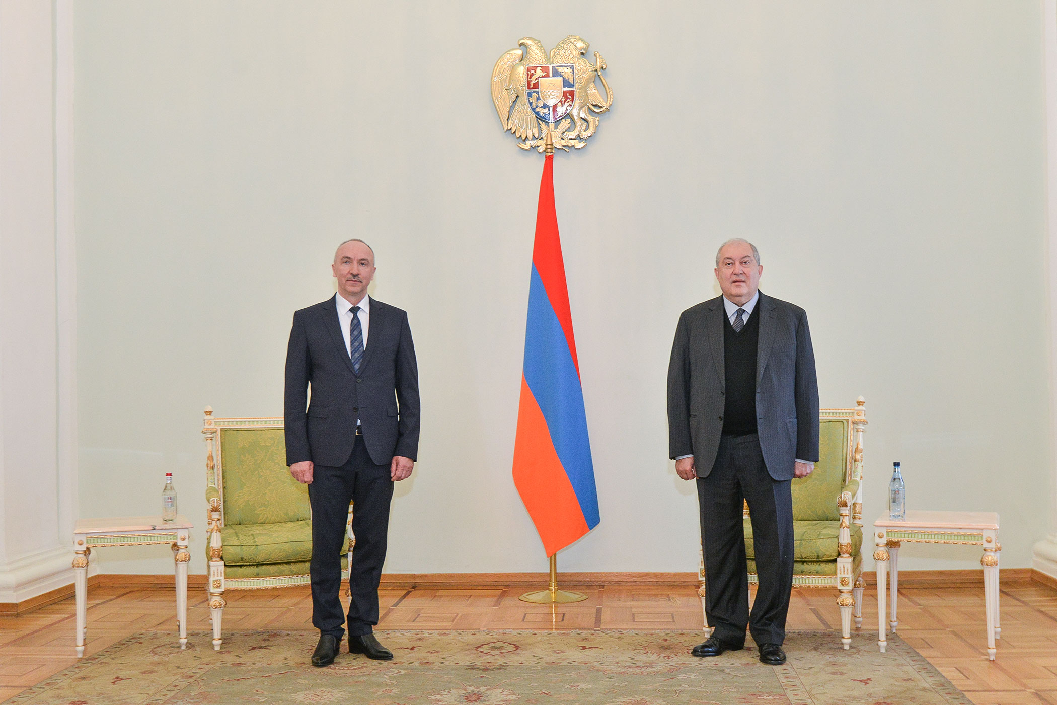 Новый посол Беларуси в Армении вручил Армену Саркисяну верительные грамоты