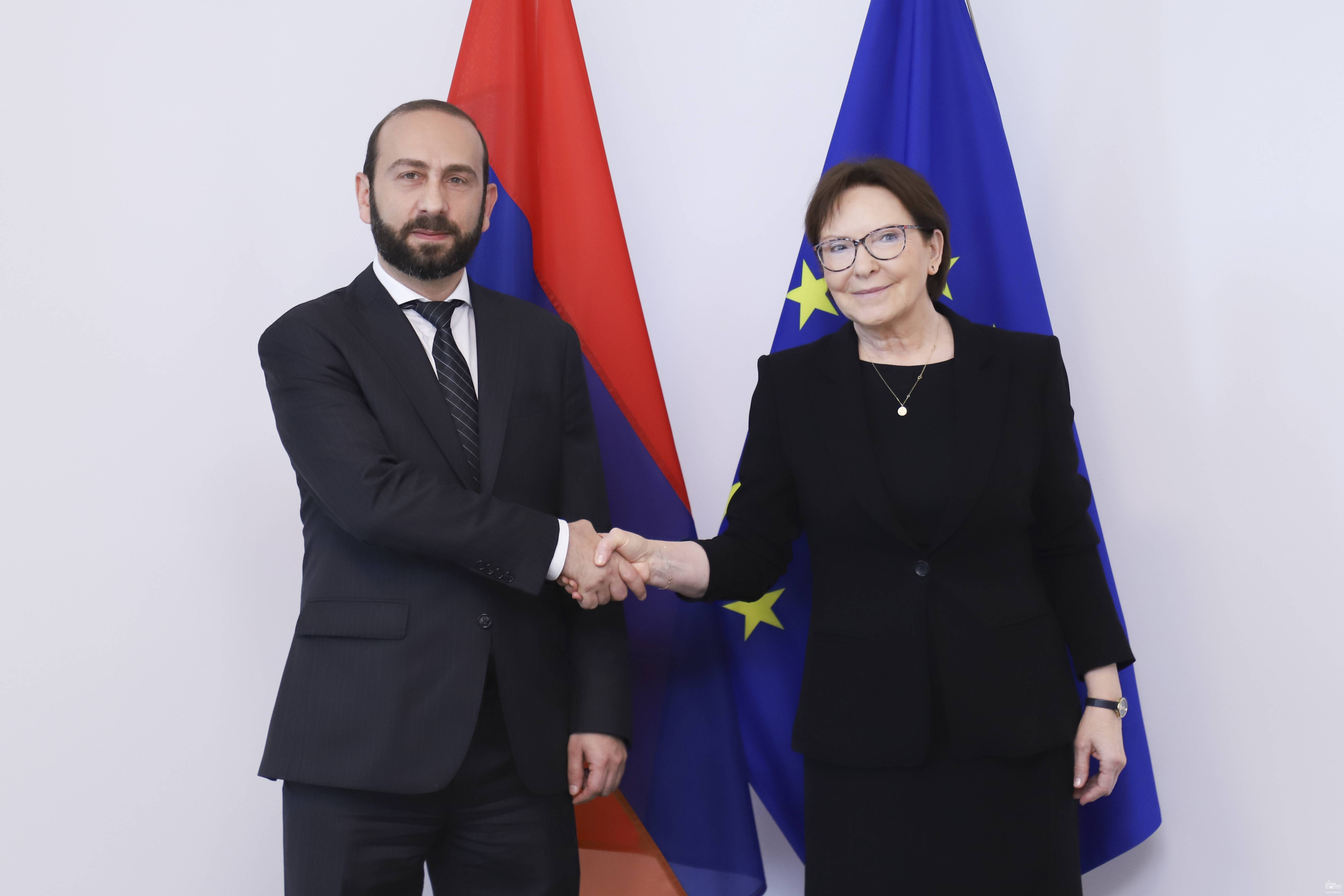 Глава МИД Армении и вице-президент Европарламента обсудили вопросы региональной повестки