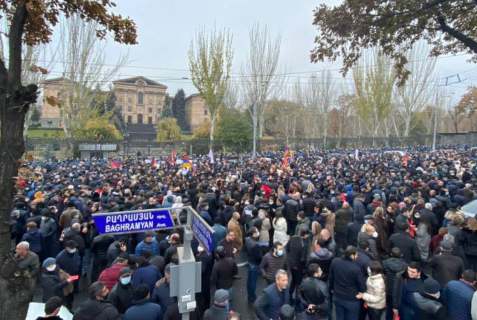 Начались задержания с акции протеста перед зданием парламента Армении 