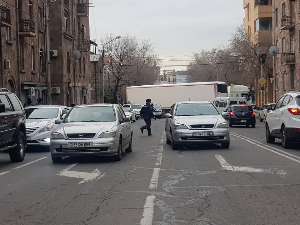 Противники Никола Пашиняна с утра начали перекрывать улицы в Ереване 