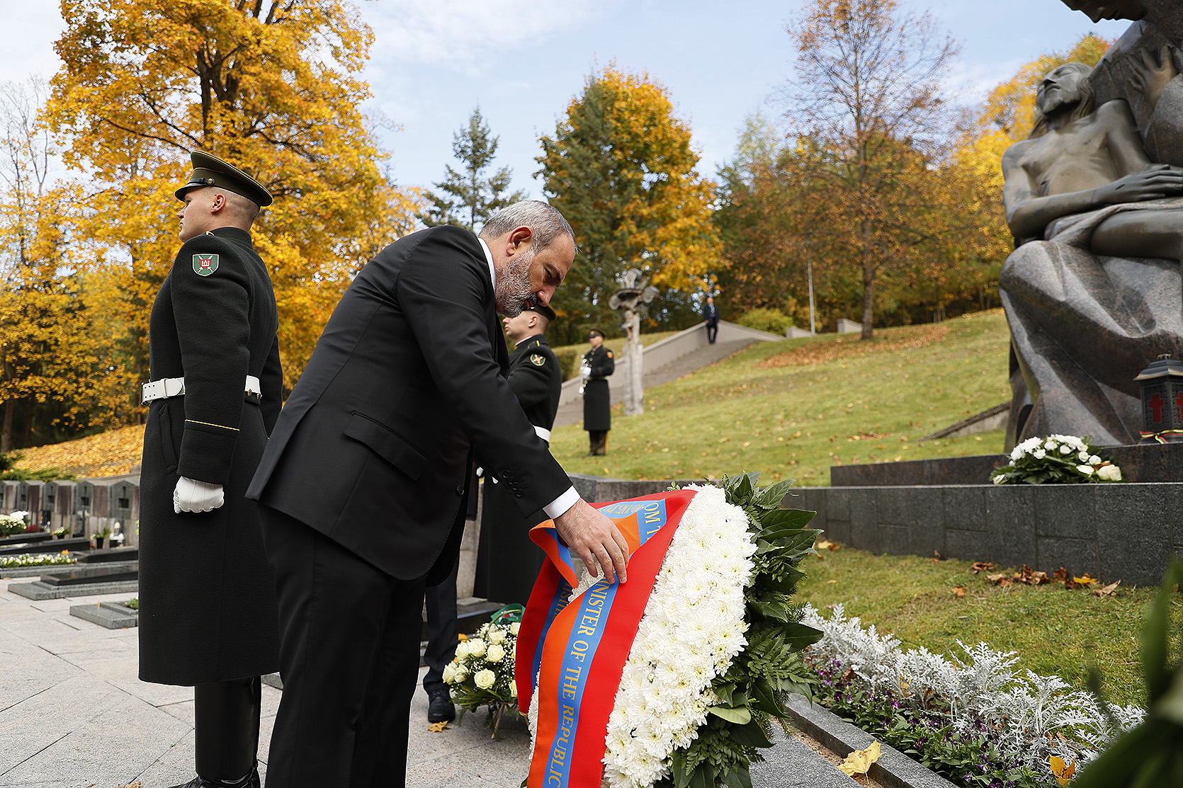 Премьер-министр Пашинян почтил память погибших за независимость Литвы
