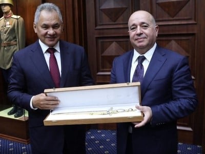 Сергей Шойгу подарил кинжал министру обороны Армении