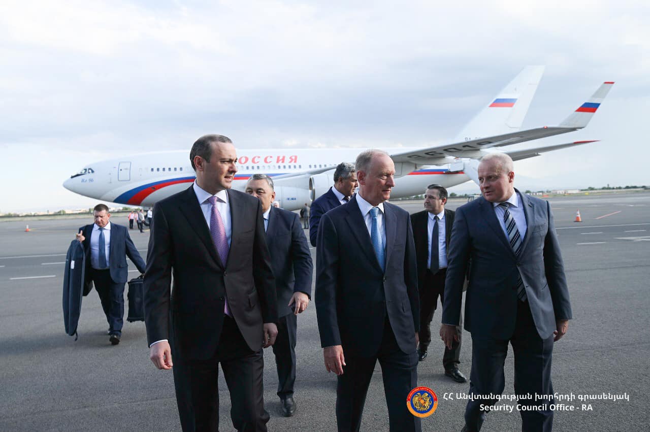 Секретари Советов Безопасности России, Киргизии и Таджикистана прибыли в Армению