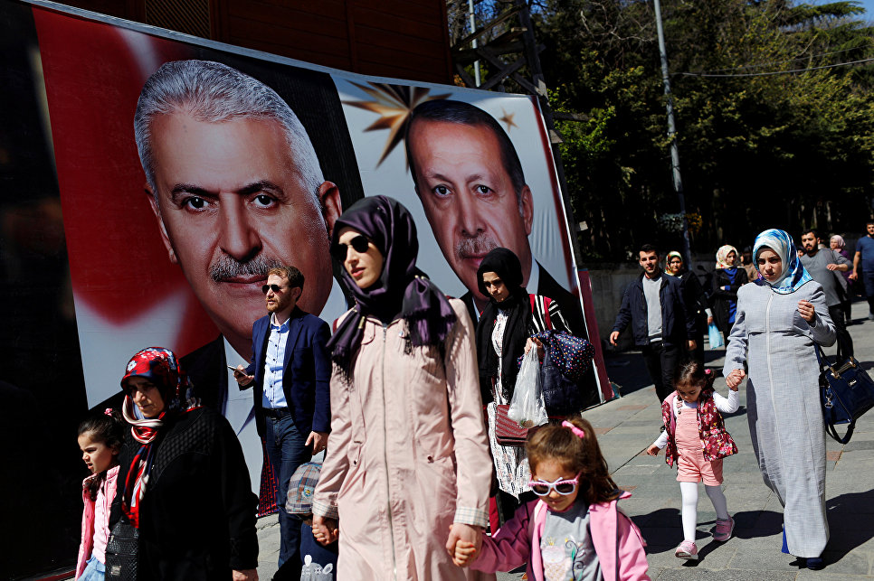 Сторонники конституционной реформы лидируют на референдуме в Турции