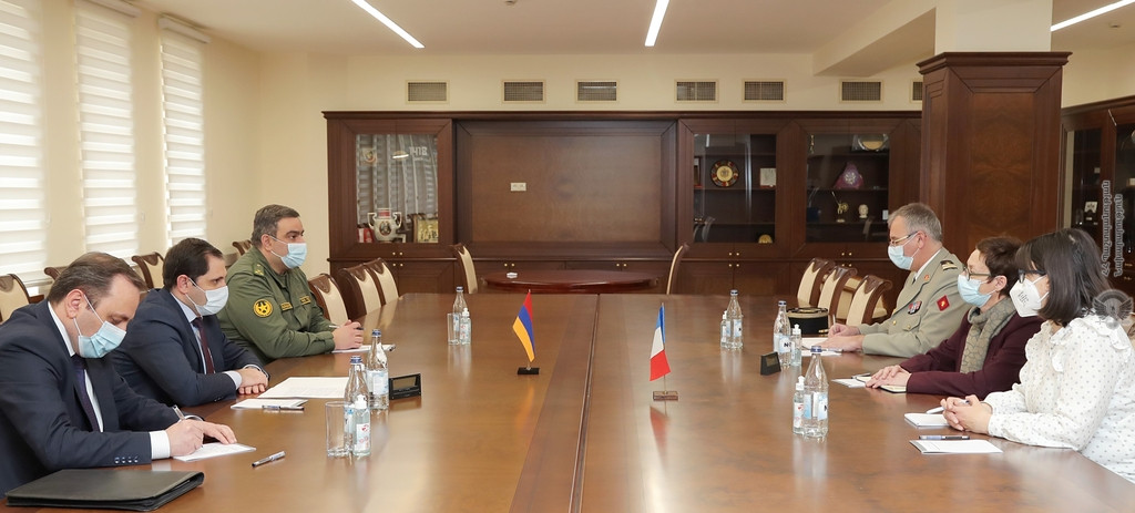 Министр обороны и посол Франции обсудили ситуацию на армяно-азербайджанской границе