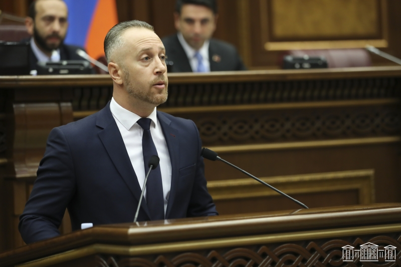 Депутаты-однодневки: Распущенный парламент продолжает пополнять свои ряды