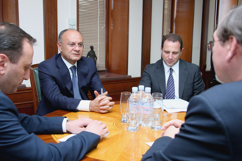 Министр обороны Армении обсудил с послом РФ ситуацию в регионе