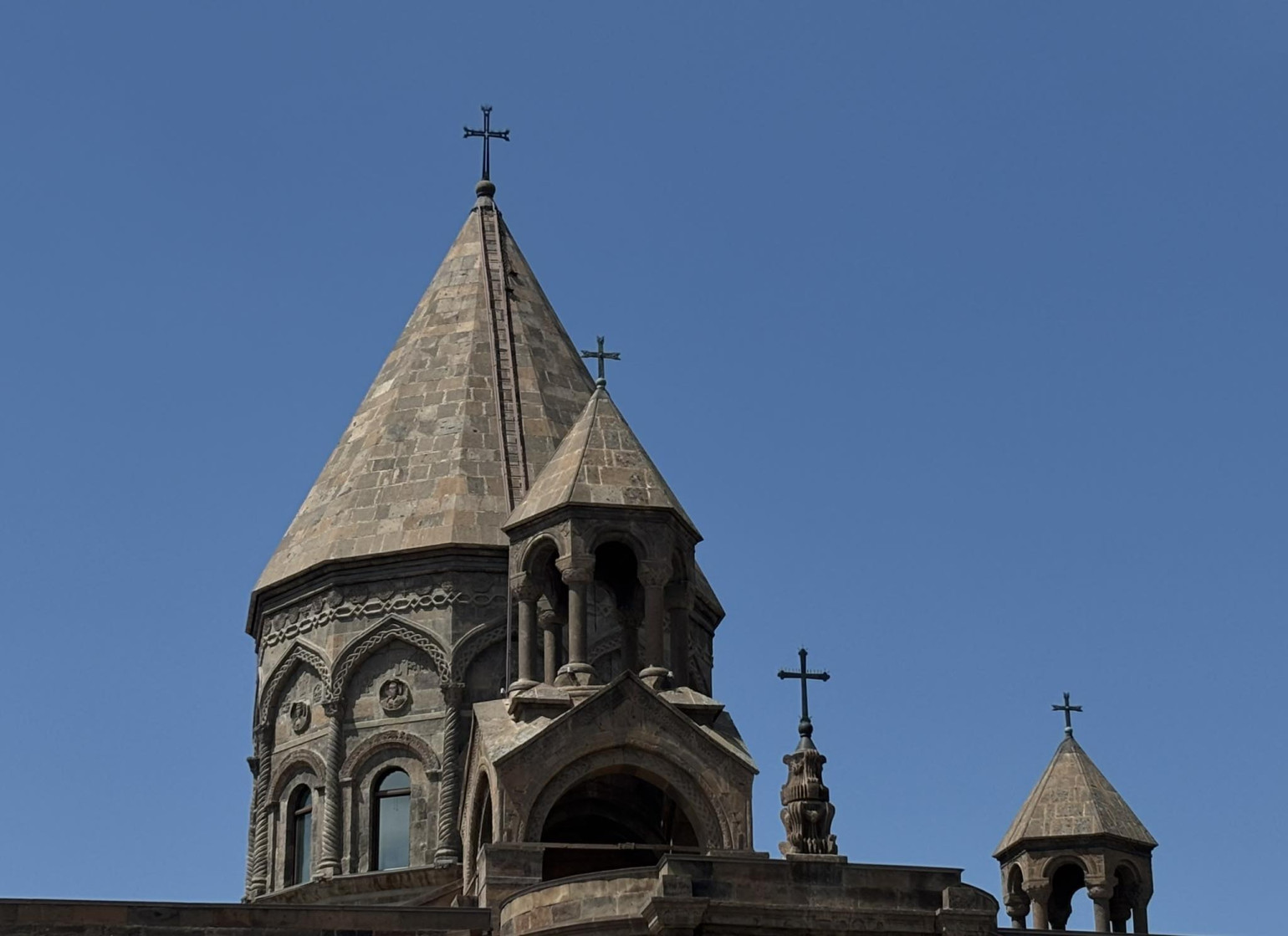 Վարչապետի աշխատակազմը զեկույց է հրապարակել Հայ Առաքելական Եկեղեցում ճգնաժամի մասին