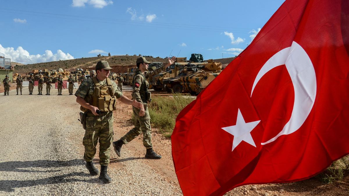 Турция стягивает военную технику к сирийской границе