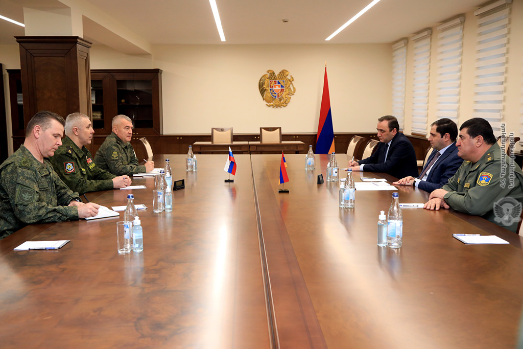 Министр обороны Армении принял новоназначенного командующего РМК в Арцахе