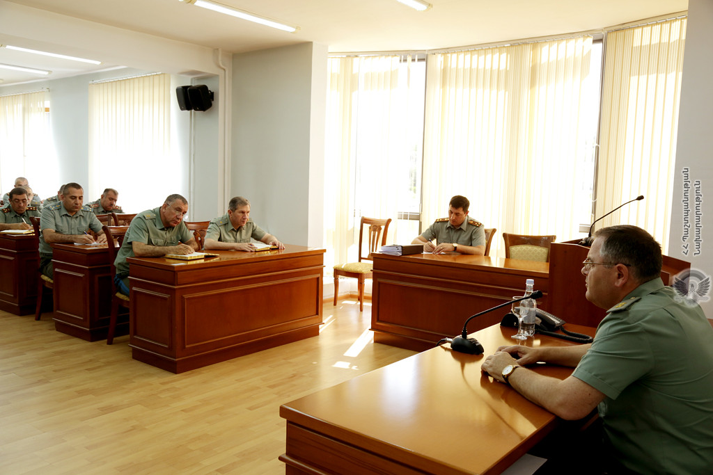 Глава Генштаба ВС Армении обсудил с руководящим составом вопрос боеподготовки войск
