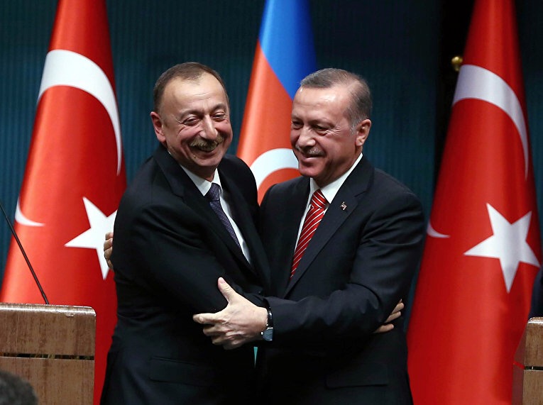 Алиев поздравил Эрдогана с победой его партии на муниципальных выборах Турции 