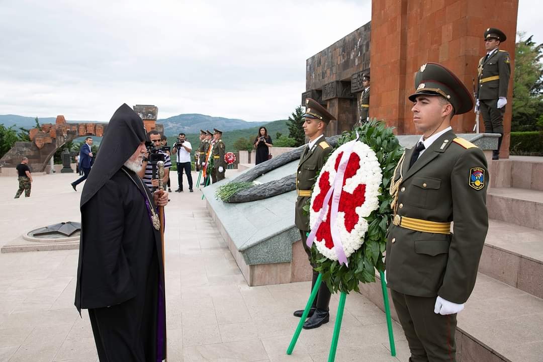 Гарегин II в первую очередь посетил братское кладбище в Степанакерте