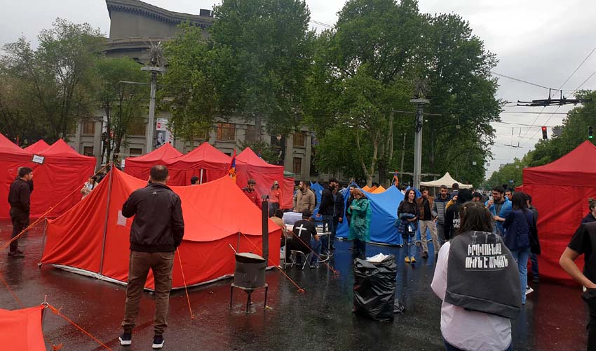 Оппозиция Армении решила свернуть палаточный городок в центре столицы