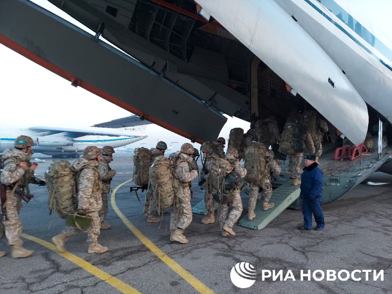 Армянские миротворцы покинули Казахстан на трёх самолётах Ил-76